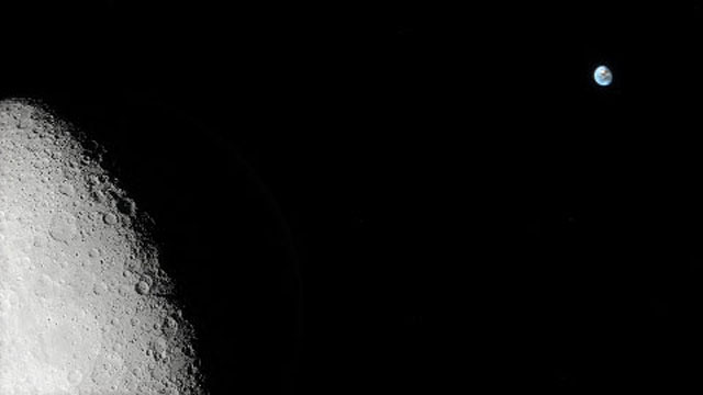 La Luna creciente y el brillo de la Tierra sobre el Observatorio Paranal de ESO