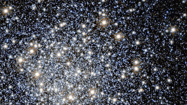 Panoroiden VISTA:n pallomaista tähtijoukkoa Messier 55 esittävän infrapunakuvan halki