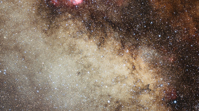 Inzoomen op de sterrenhoop NGC 6520 en de donkere wolk Barnard 86