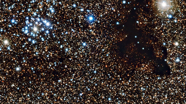 Zwenken langs de sterrenhoop NGC 6520 en de donkere wolk Barnard 86