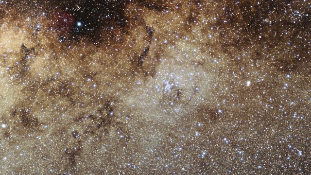 Zoom sul brillante ammasso stellare Messier 7