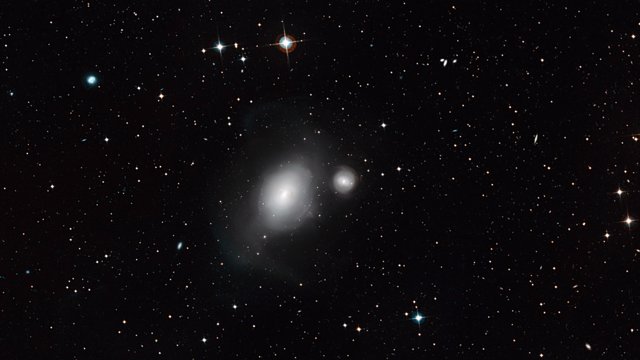 Zoom em direção às galáxias NGC 1316 e NGC 1317