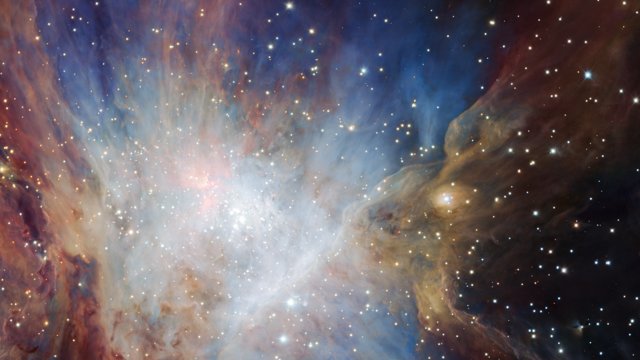 Zwenken langs een diepe infraroodopname van de Orionnevel