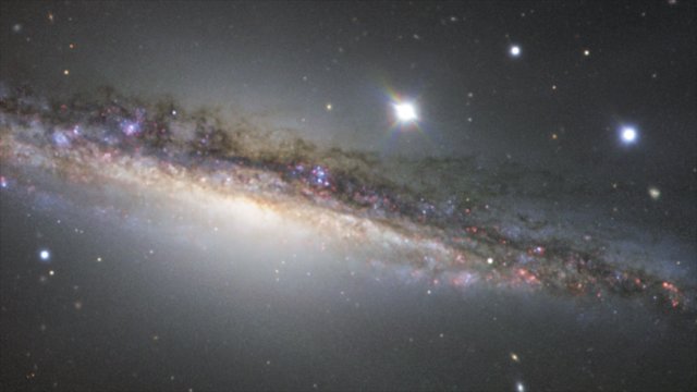 Zwenken langs een nieuwe opname van NGC 1055