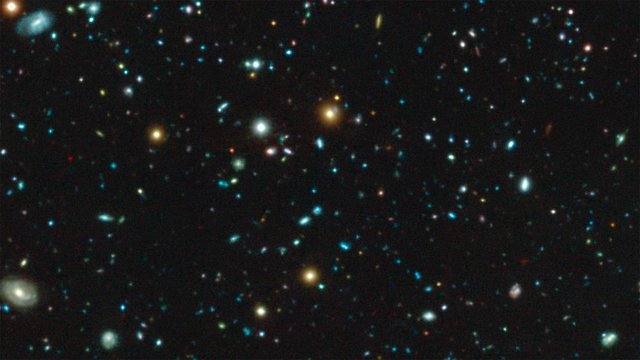 Videoschwenk über die MUSE-Aufnahme des Hubble Ultra Deep Fields