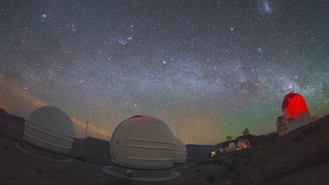 Sequência time-lapse da infraestrutura de busca de planetas, ExTrA, instalada em La Silla
