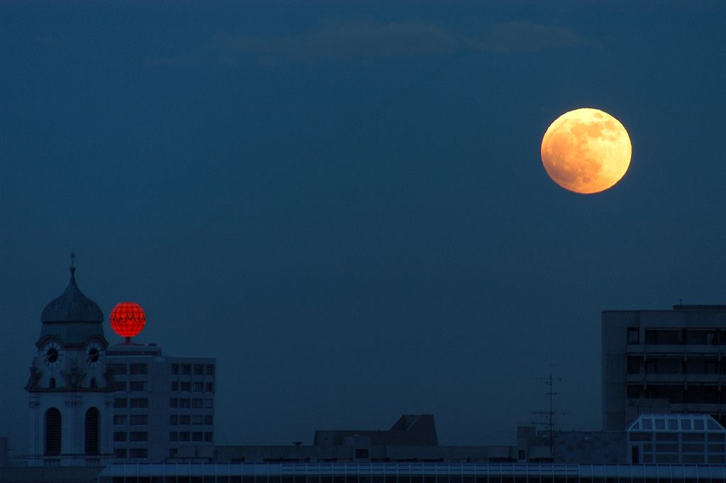 Светлый перед луны. Полутеневое лунное затмение. Полутеневое лунное затмение фото. Луна напротив солнца. Затмение солнца Меркурием.
