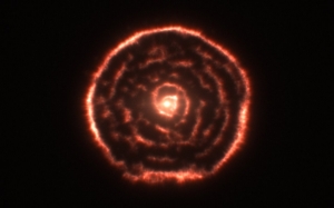 Curious spiral spotted by ALMA around red giant star R Sculptoris (data visualisation) Curious spiral spotted by ALMA around red giant star R Sculptoris (data visualisation)
