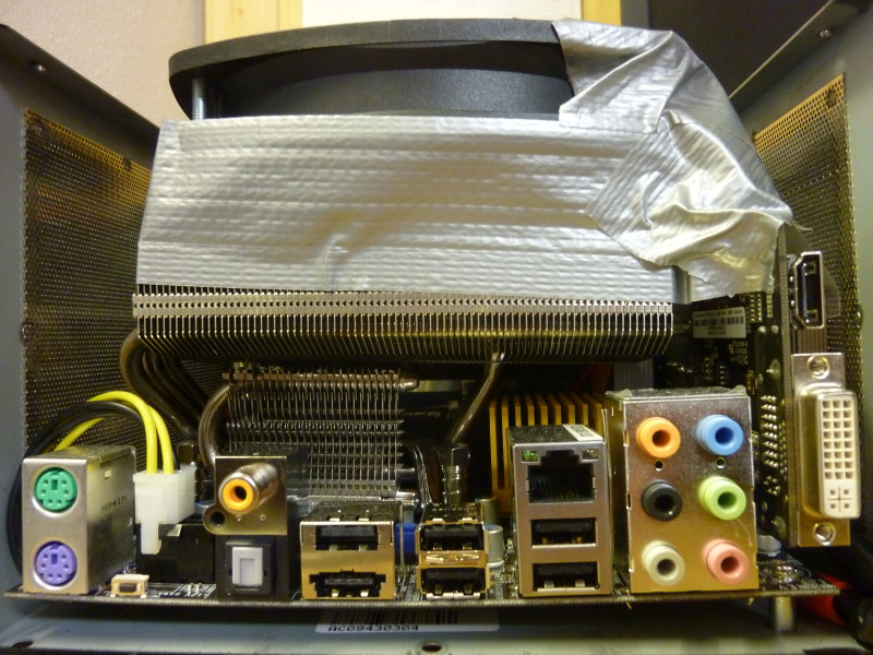 Rear view w/o lid, back plane and PCIe bracket: Air duct II with free flow through rearmost half of gap between AXP-140 and GF 8400 GS. A piece of the plastic sheet over the GF 8400GS can be seen on the right